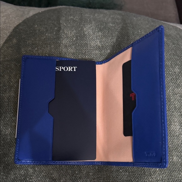 Tumi Royal Blue Leather Passport & Card Holder-Brand New! Authentic! - Picture 2 of 5